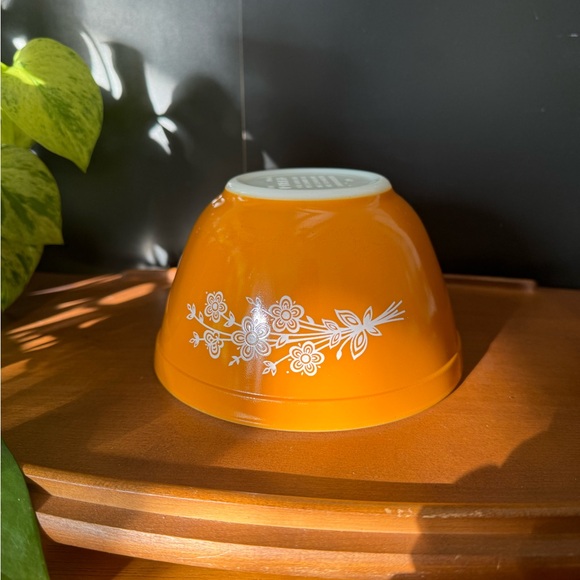 Vintage PYREX ‘79 Butterfly Gold 401 Mixing Bowl - Picture 3 of 5